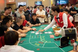 Một bàn chơi bài tại Macau sòng bạc